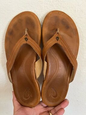 OluKai Wana Brown Leather Women's Thong Sandals Size 7